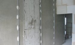 Как выровнять стену по маякам своими руками